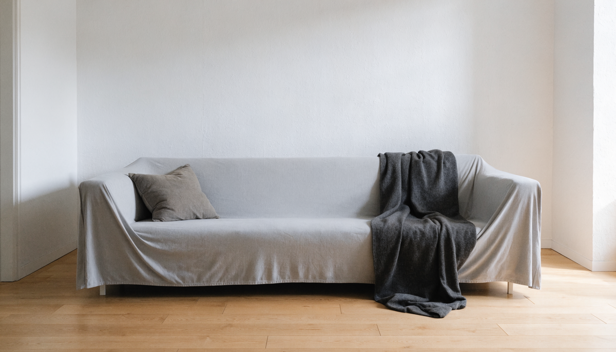 Canapé droit de style scandinave recouvert d'une housse en tissu clair Image