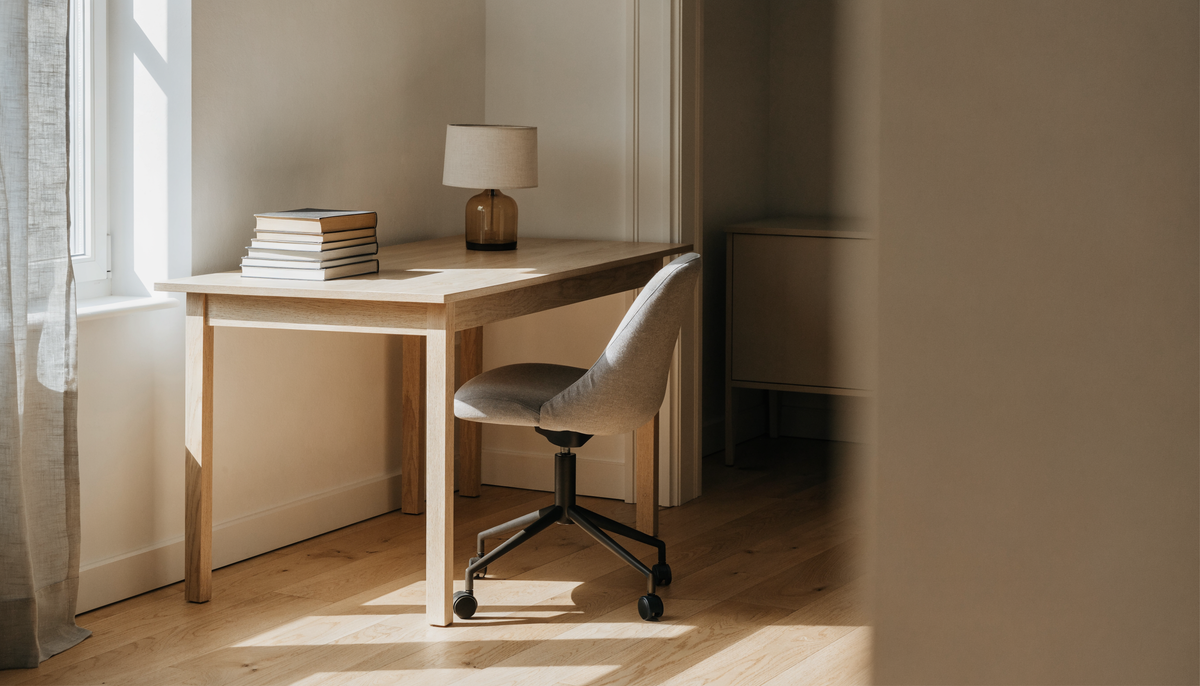 Fauteuil de bureau recouvert d'une housse ajustée dans un espace de travail clair Image
