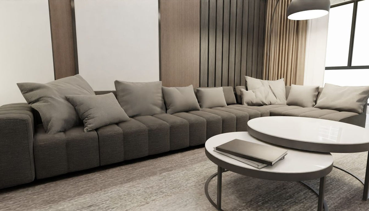 Canapé en tissu gris clair dans un salon lumineux, assise dégarnie prête à être nettoyée Image
