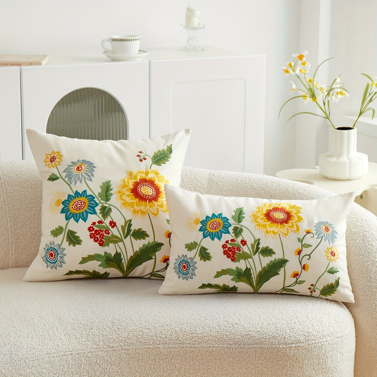 Housse de canapé à motif fleuri d'esprit campagne, vue de dos
