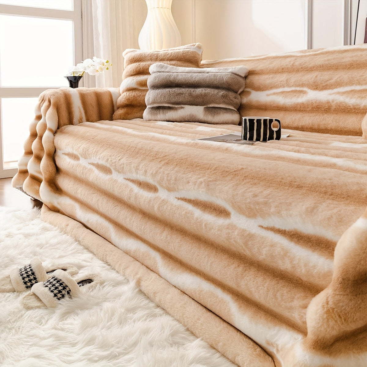 Housse de canapé en peluche, détail de l'ourlet