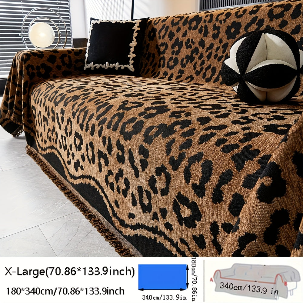 Housse de coussin en chenille jacquard à motif léopard, détail de l'ourlet