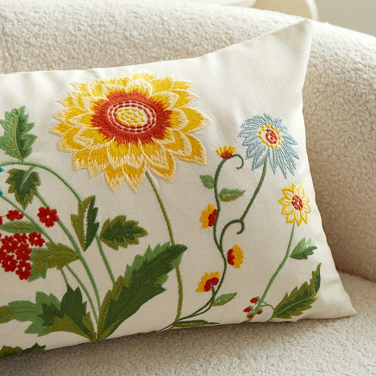 Housse de canapé à motif fleuri d'esprit campagne, vue d'ensemble
