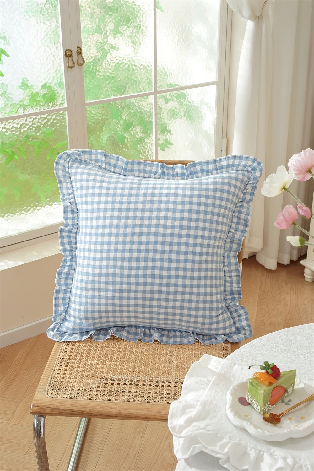 Housse de coussin en coton en fils teints, détail de l'ourlet