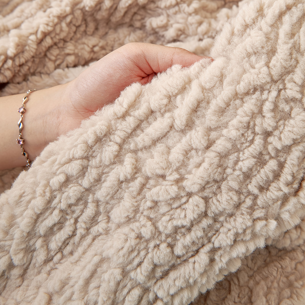 Housse de canapé en jacquard au rendu glamour, détail de la finition