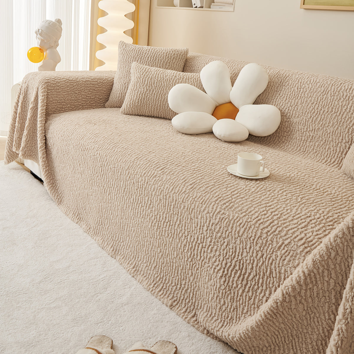 Housse de canapé en jacquard au rendu glamour, détail de l'ourlet