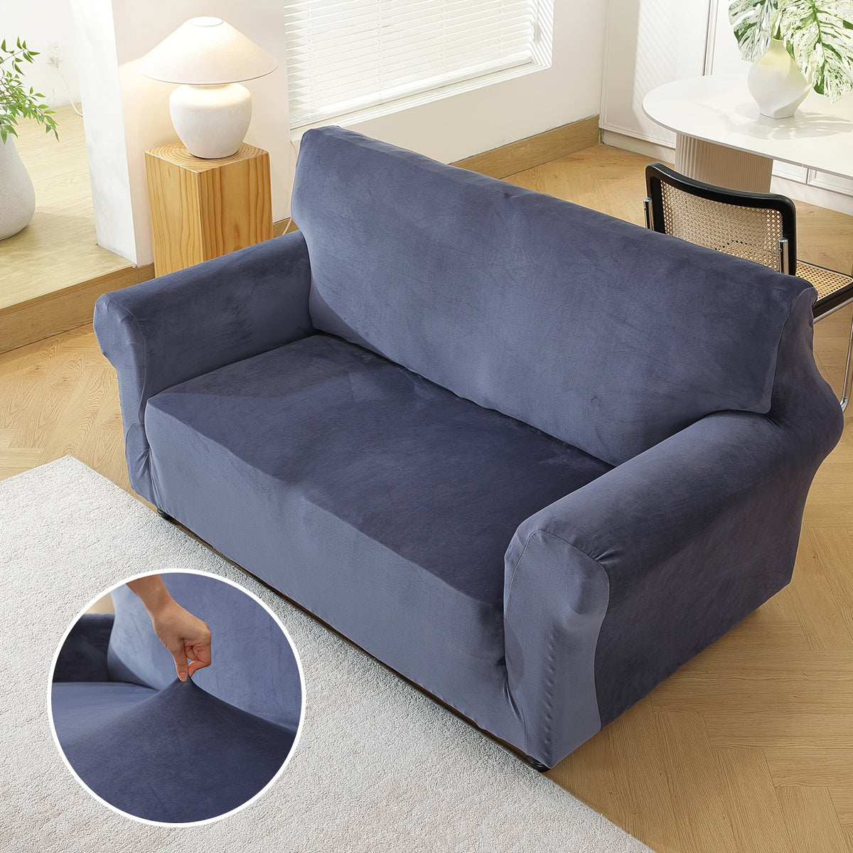 Housse de canapé extensible en velours, détail de la finition