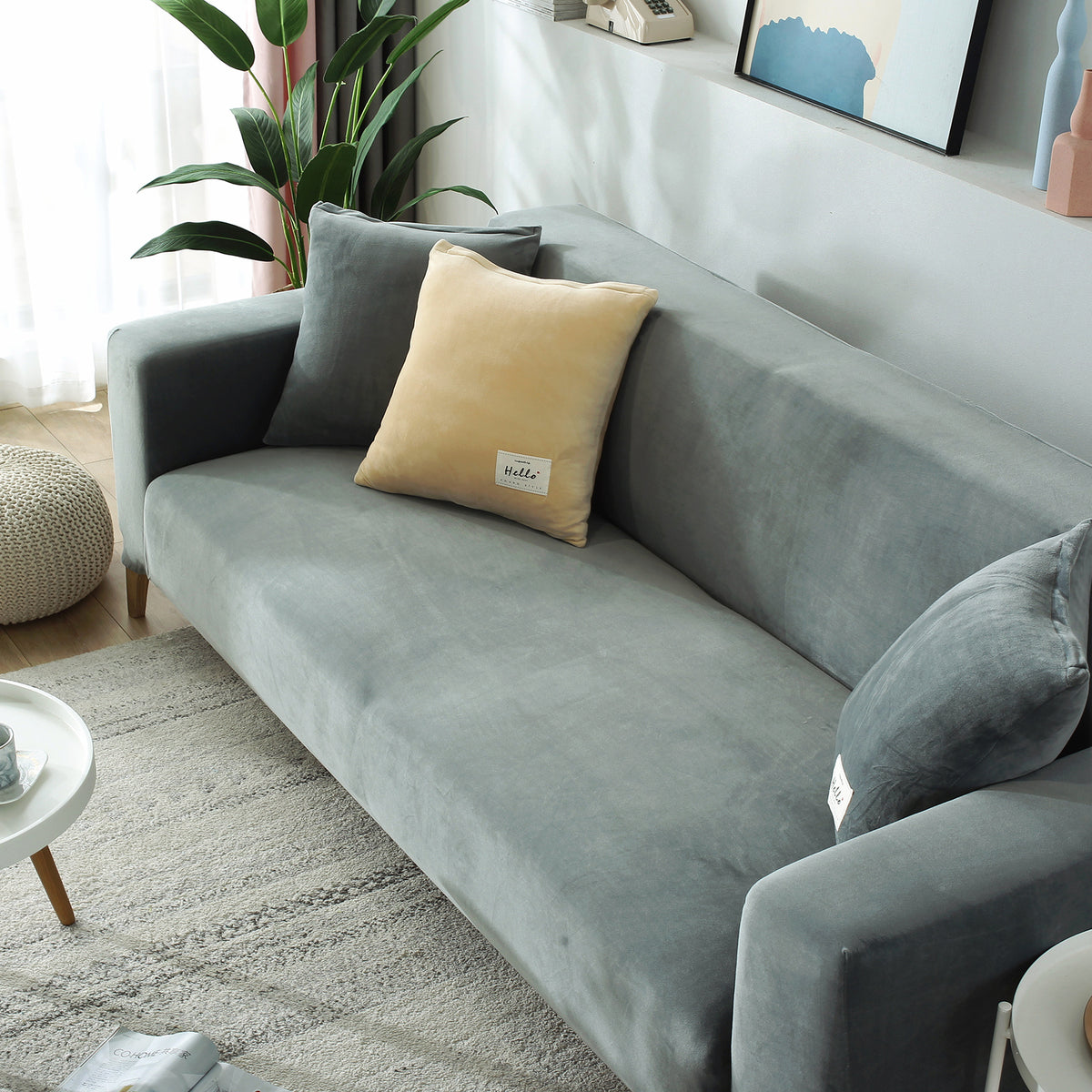 Housse de canapé en velours matelassée à rayures, gros plan sur le tissu