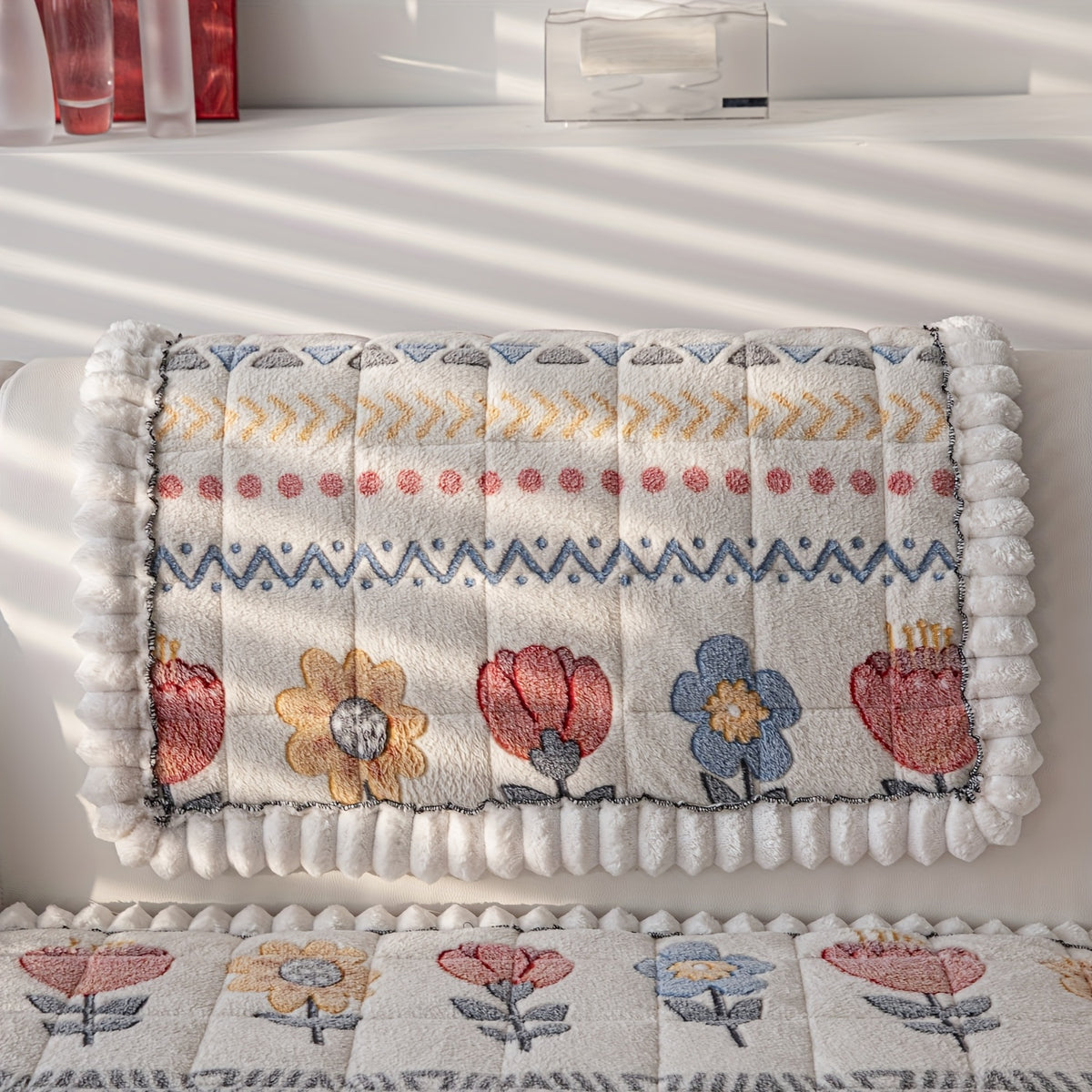 Housse de coussin en peluche à motif fleuri antidérapante, vue de dos