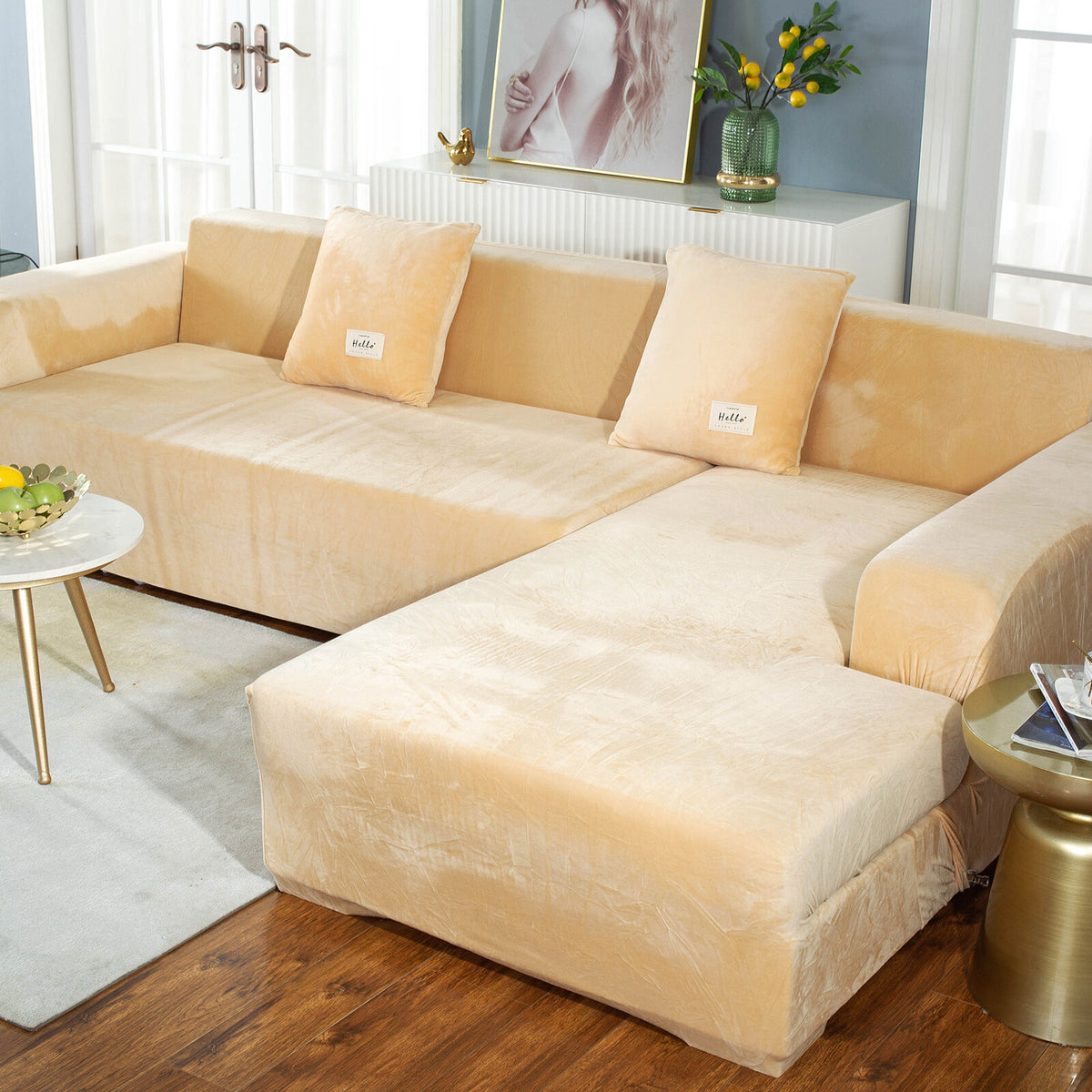Housse de canapé épaisse extensible en velours au rendu glamour, gros plan sur le tissu