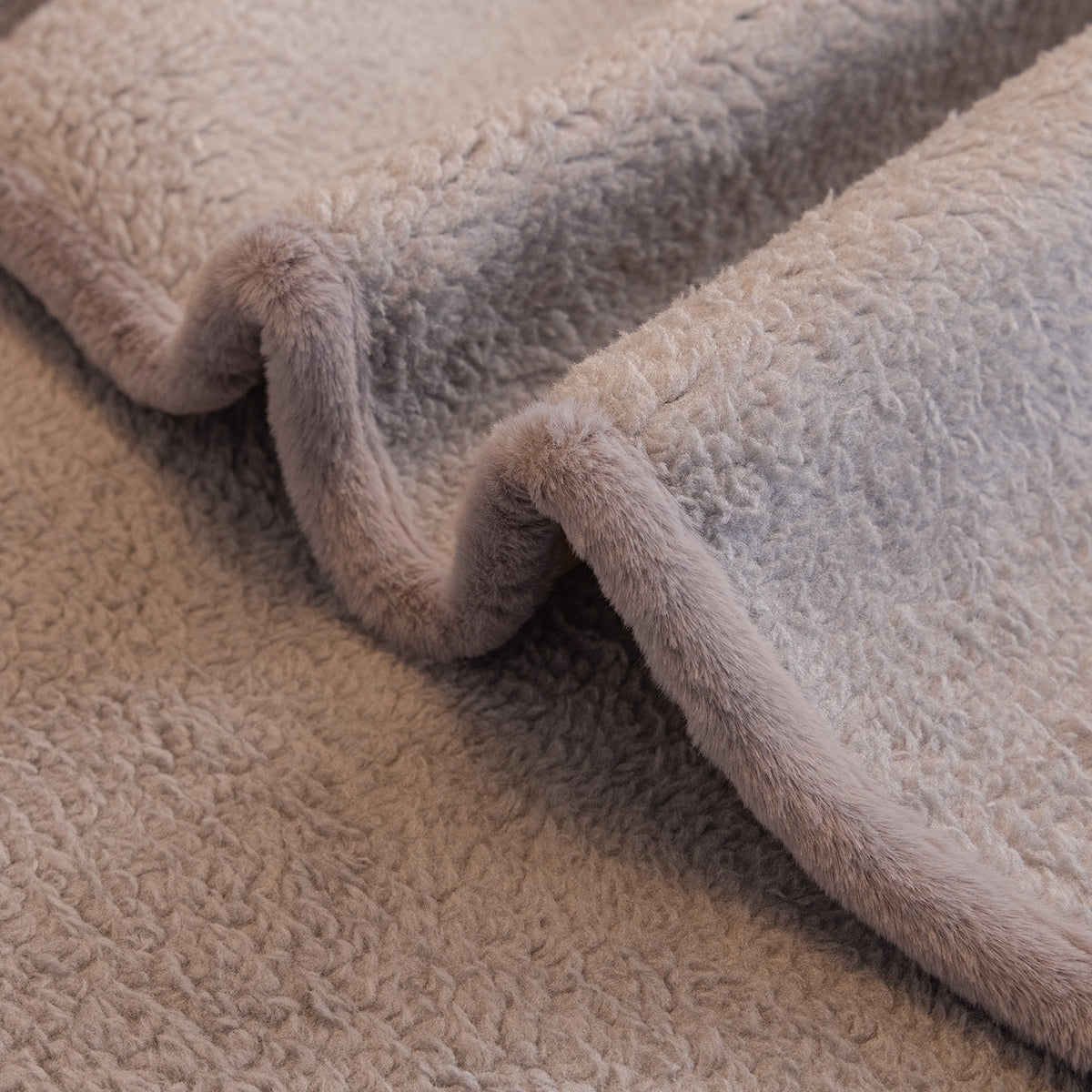 Housse de coussin matelassée antidérapante, gros plan sur le tissu