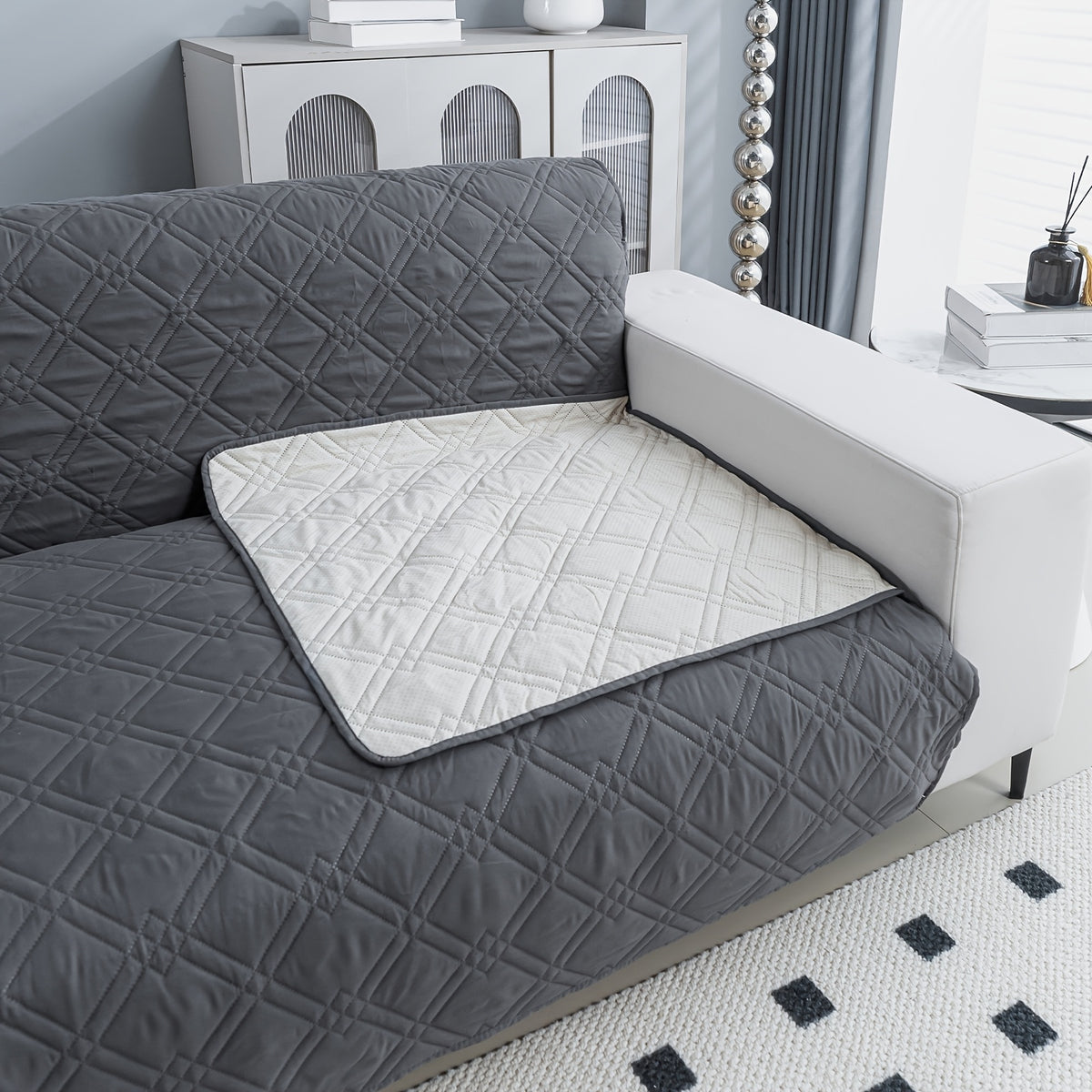 Housse de canapé légère en polyester antidérapante, détail de la finition