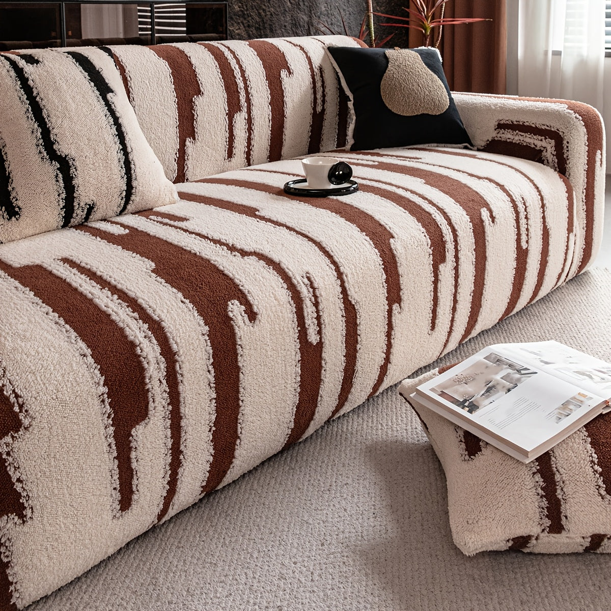 Housse de canapé en velours jacquard à motif géométrique d'esprit vintage, détail de l'ourlet