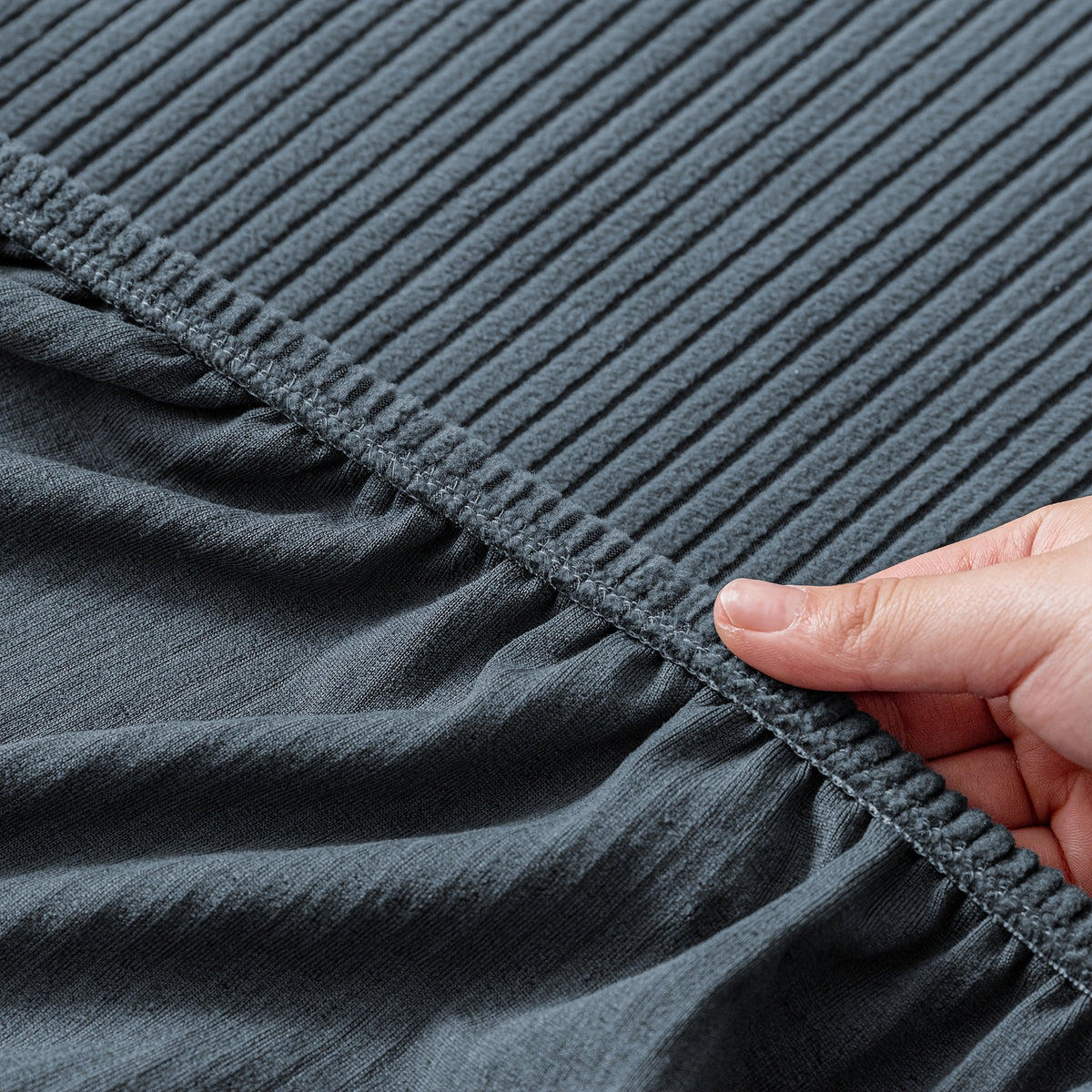 Housse de canapé extensible en jacquard à motif fleuri, vue de dos