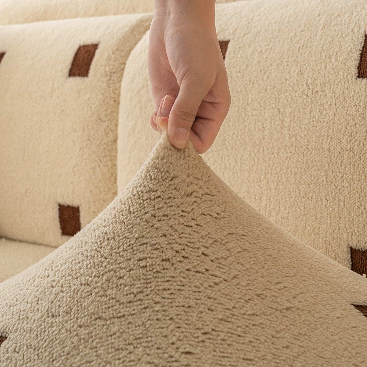 Housse de canapé extensible en velours à housses séparées au rendu glamour, gros plan sur le tissu