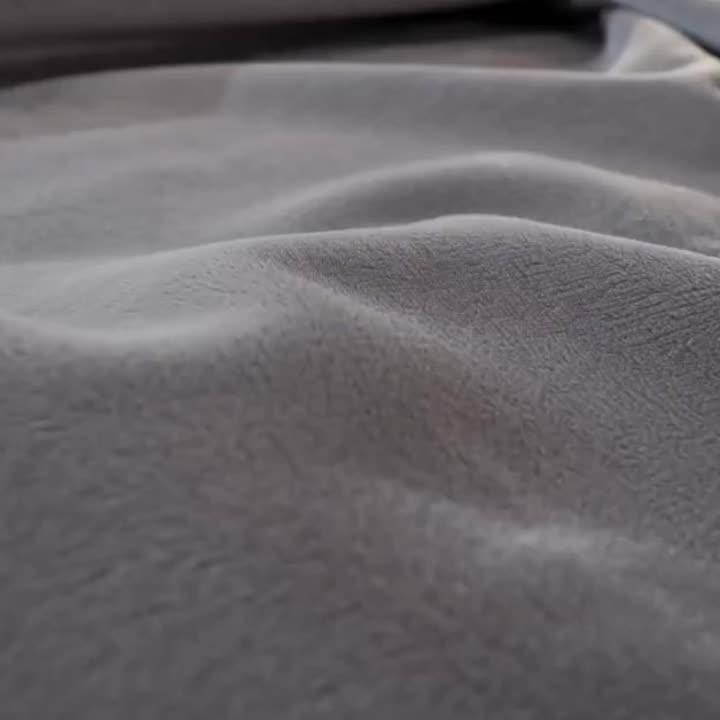 Housse de canapé extensible en velours à rayures, vue d'ensemble