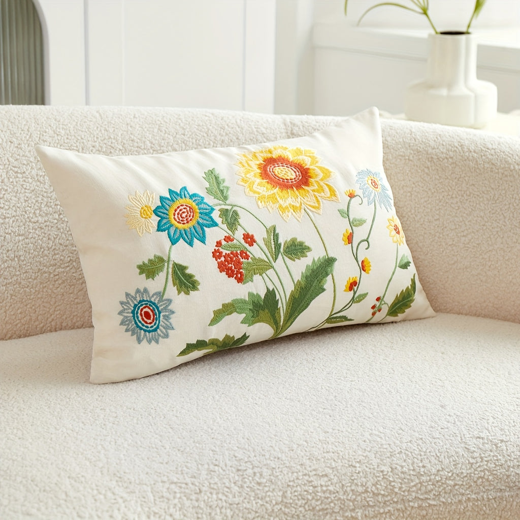 Housse de canapé à motif fleuri d'esprit campagne, détail de l'ourlet
