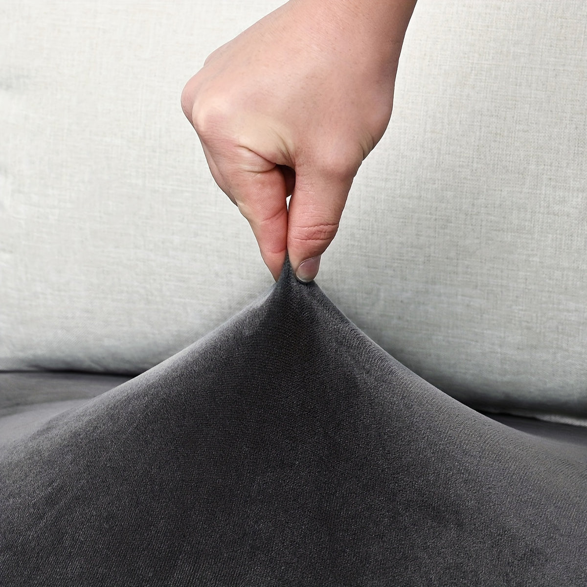 Housse de canapé extensible en velours à motif tigre anti-griffes, détail de l'ourlet