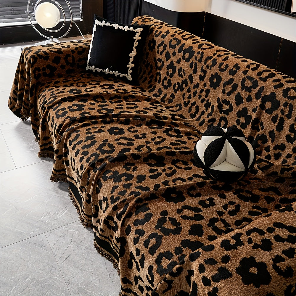 Housse de coussin en chenille jacquard à motif léopard, mise en situation