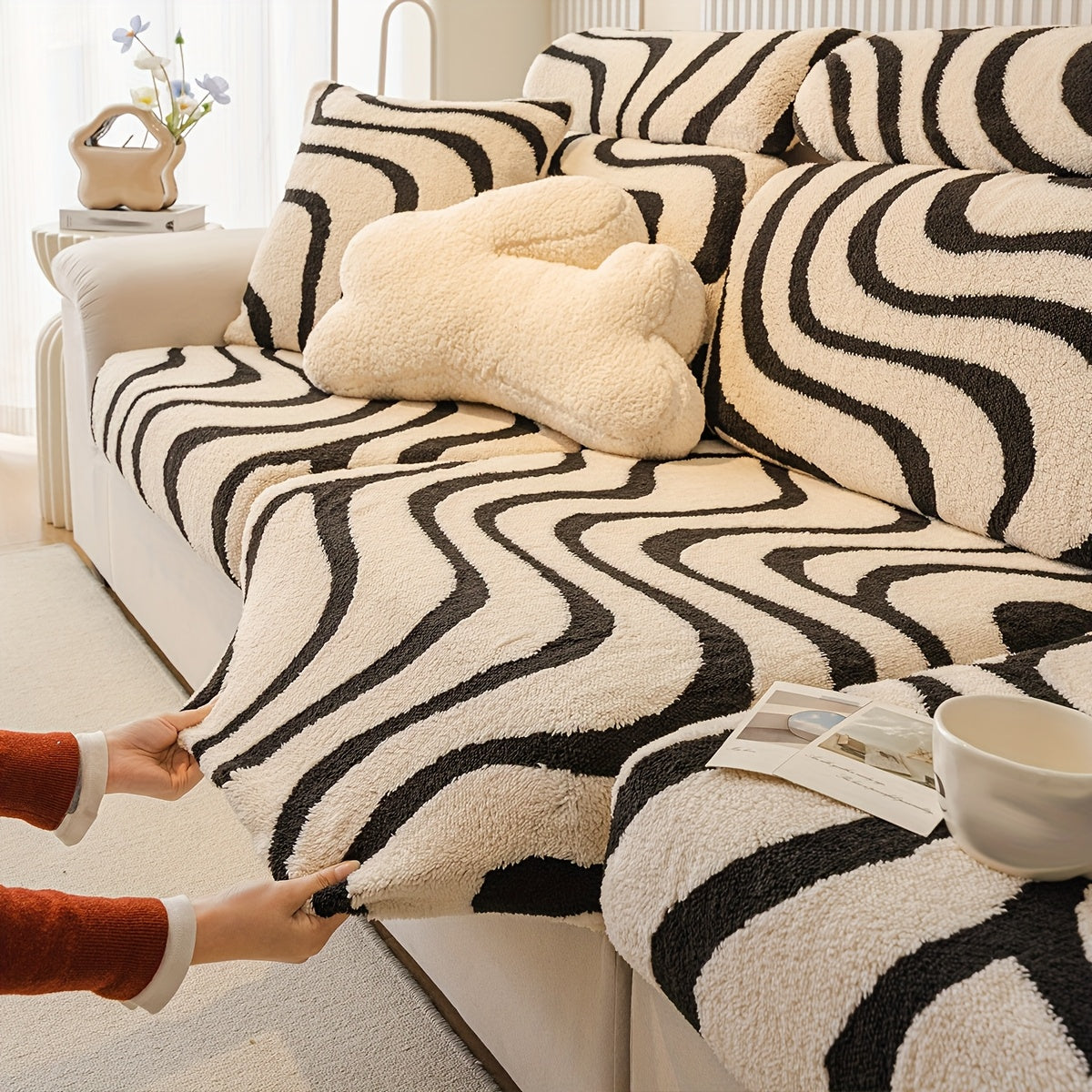Housse de canapé extensible en peluche à housses séparées, détail de l'ourlet