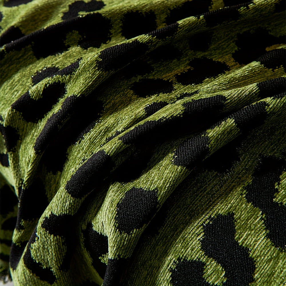 Housse de coussin en chenille jacquard à motif léopard, détail de l'ourlet