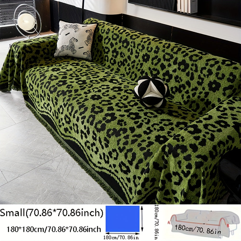 Housse de coussin en chenille jacquard à motif léopard, mise en situation
